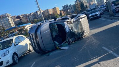 KAĞITHANE Seyrantepe’de kontrolden çıkarak trafik levhasına çarpan ve takla atan