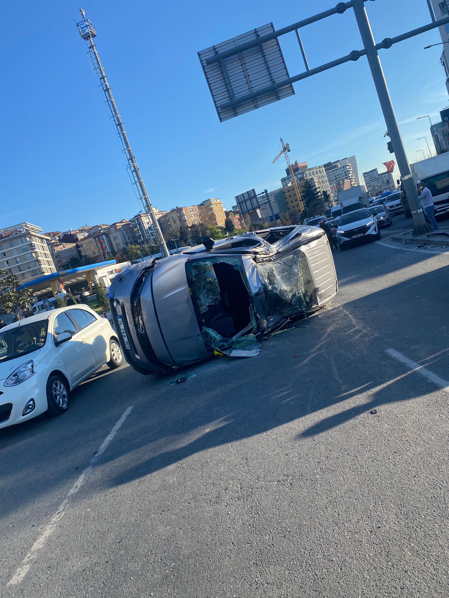 KAĞITHANE Seyrantepe’de kontrolden çıkarak trafik levhasına çarpan ve takla atan