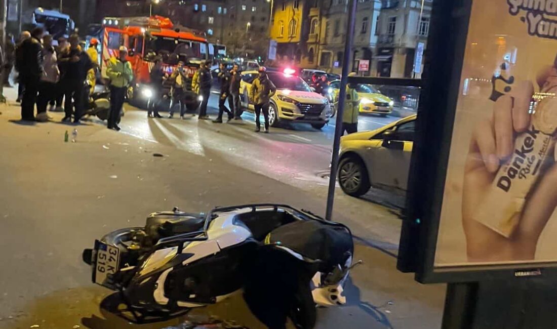 İSTANBUL – Beyoğlu Şişhane’de bir otomobilin çarptığı motosikletin otobüs durağına