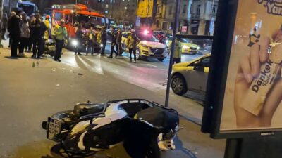 İSTANBUL – Beyoğlu Şişhane’de bir otomobilin çarptığı motosikletin otobüs durağına