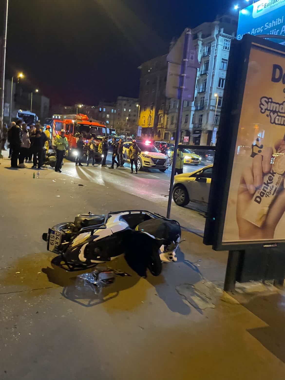 İSTANBUL – Beyoğlu Şişhane’de bir otomobilin çarptığı motosikletin otobüs durağına