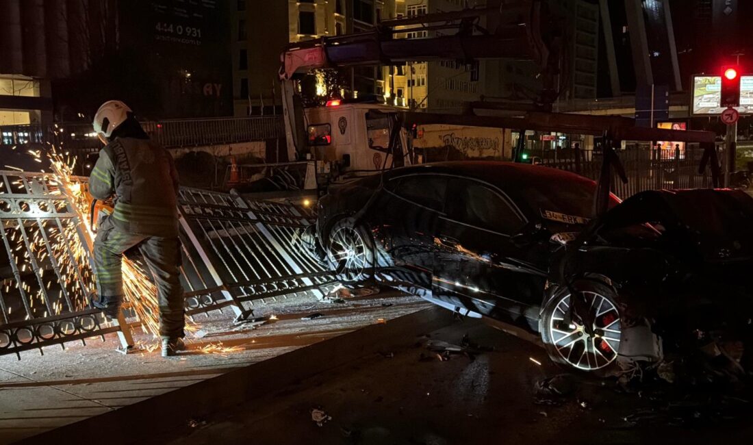 Şişli’de sürücüsünün direksiyon hakimiyetini kaybettiği lüks otomobil, yol kenarındaki demir