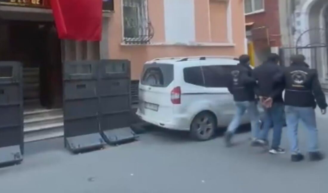 Şişli’de bir iş yerinde masanın üzerinde duran cep telefonunu çalan