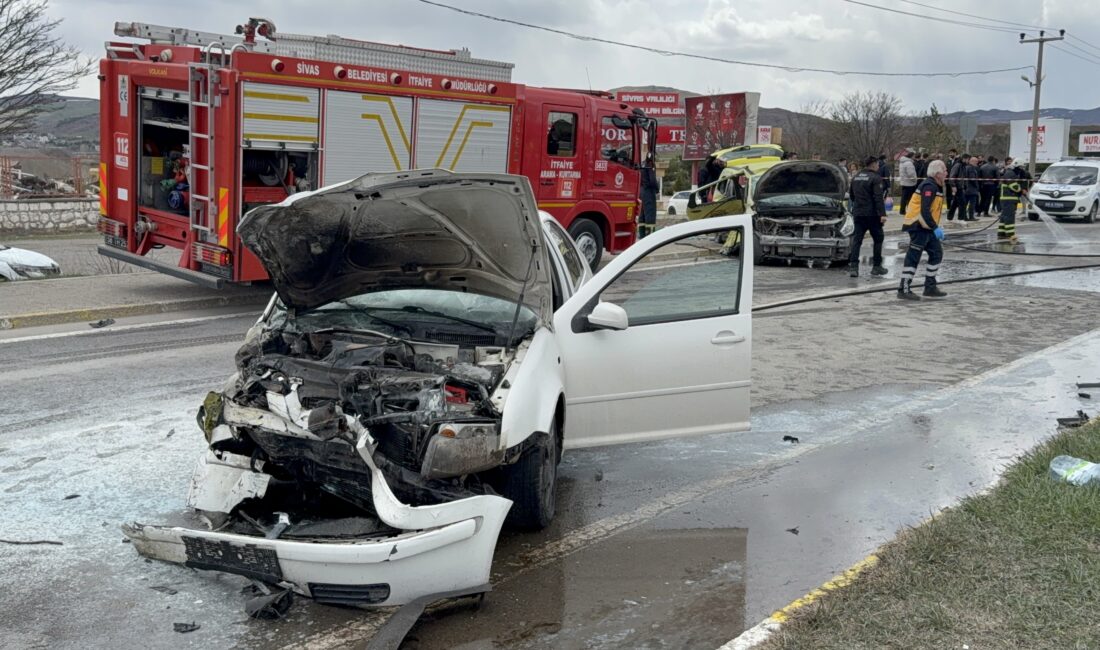 Sivas’ta Sivasspor tesislerine girmek isteyen taksi ile otomobilin çarpışması sonucu