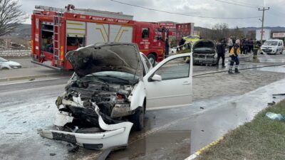 Sivas’ta Sivasspor tesislerine girmek isteyen taksi ile otomobilin çarpışması sonucu