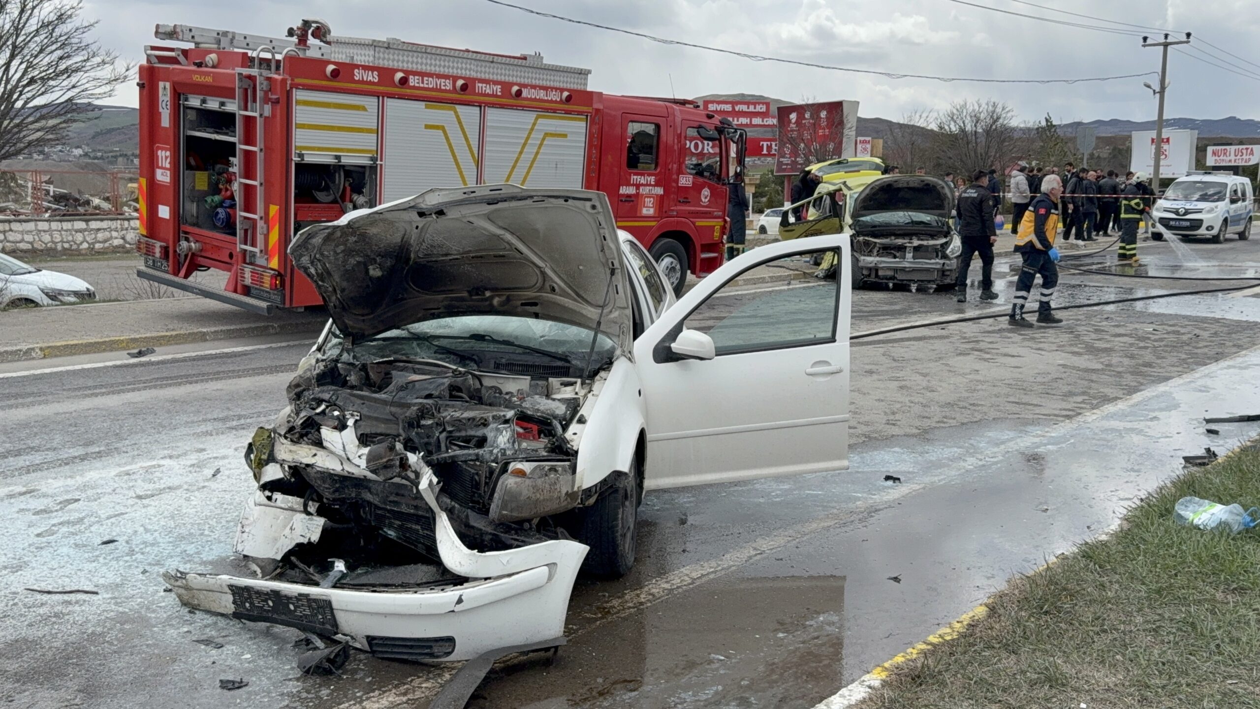 Sivas’ta Sivasspor tesislerine girmek isteyen taksi ile otomobilin çarpışması sonucu