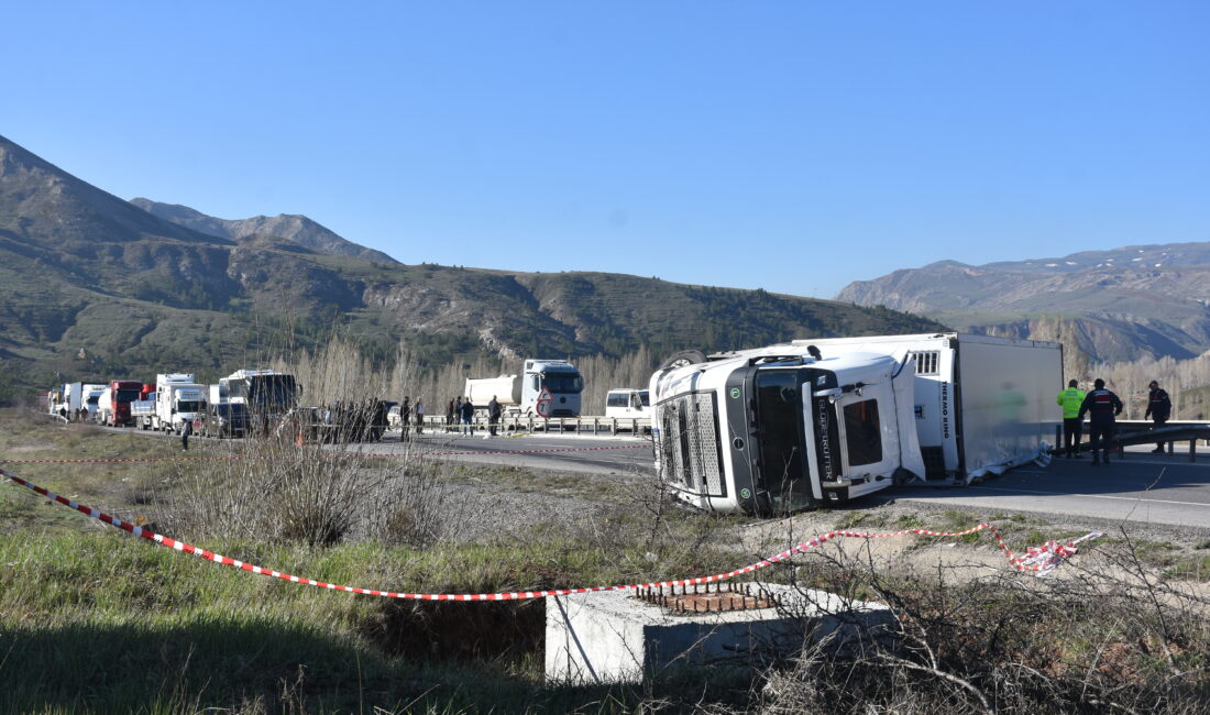 SİVAS-Kayseri kara yolunda sebze ve meyve yüklü bir TIR’ın devrilmesi