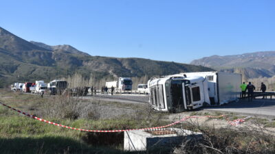 SİVAS-Kayseri kara yolunda sebze ve meyve yüklü bir TIR’ın devrilmesi