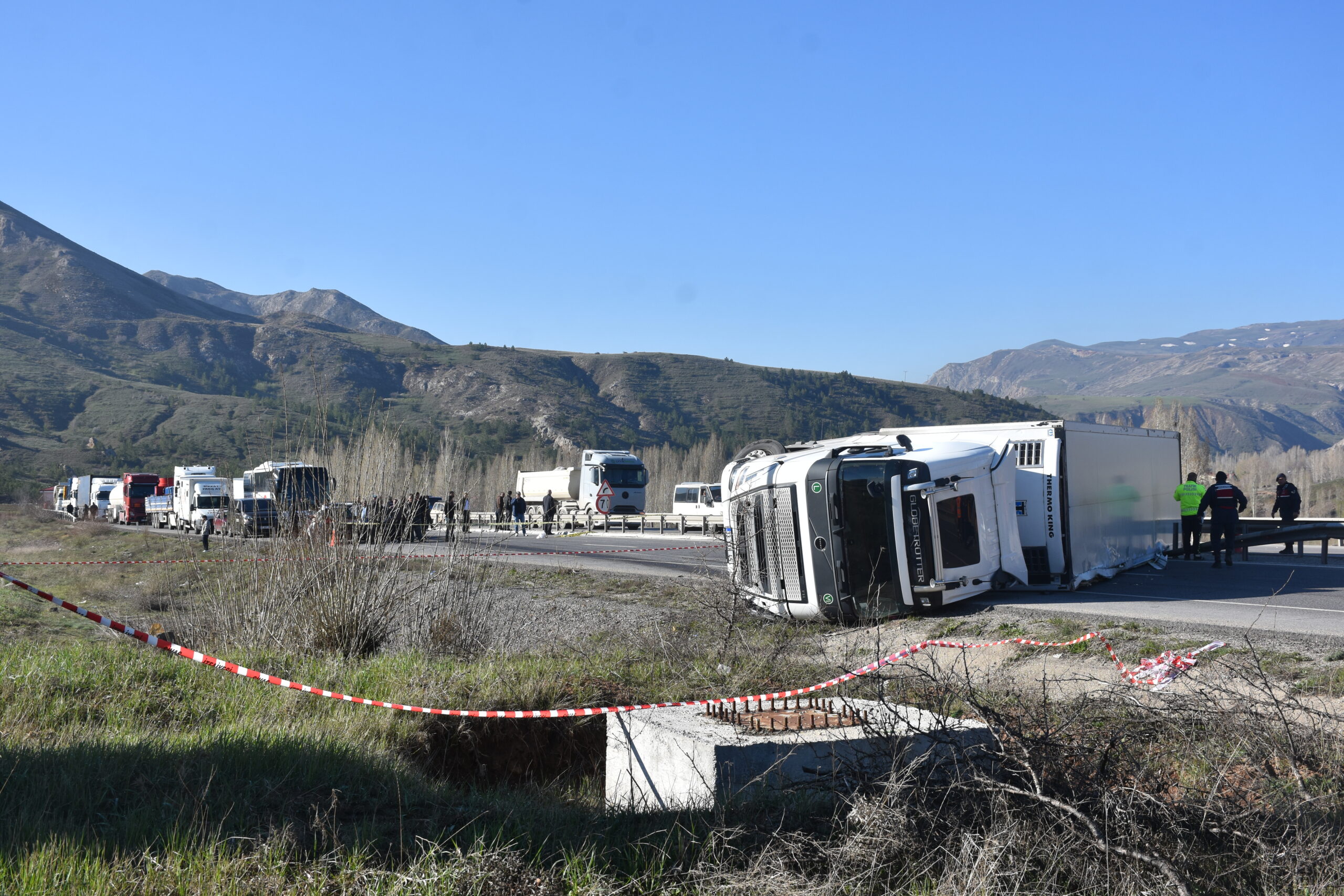 SİVAS-Kayseri kara yolunda sebze ve meyve yüklü bir TIR’ın devrilmesi