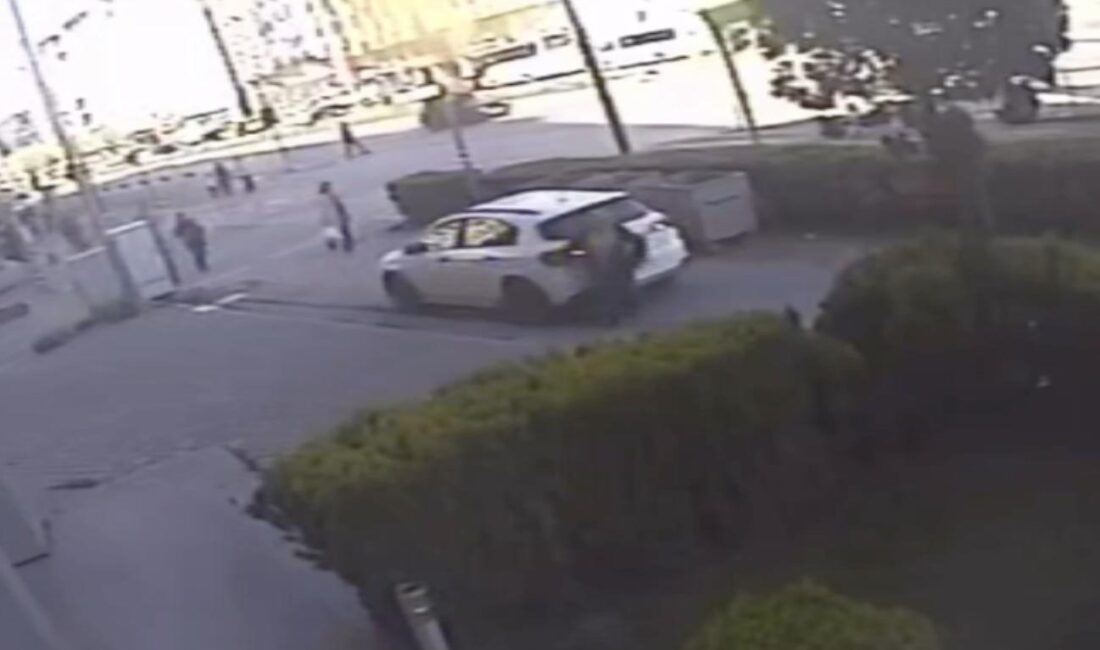 Eskişehir’in Odunpazarı ilçesinde geri manevra yapan bir otomobilin çarparak altına