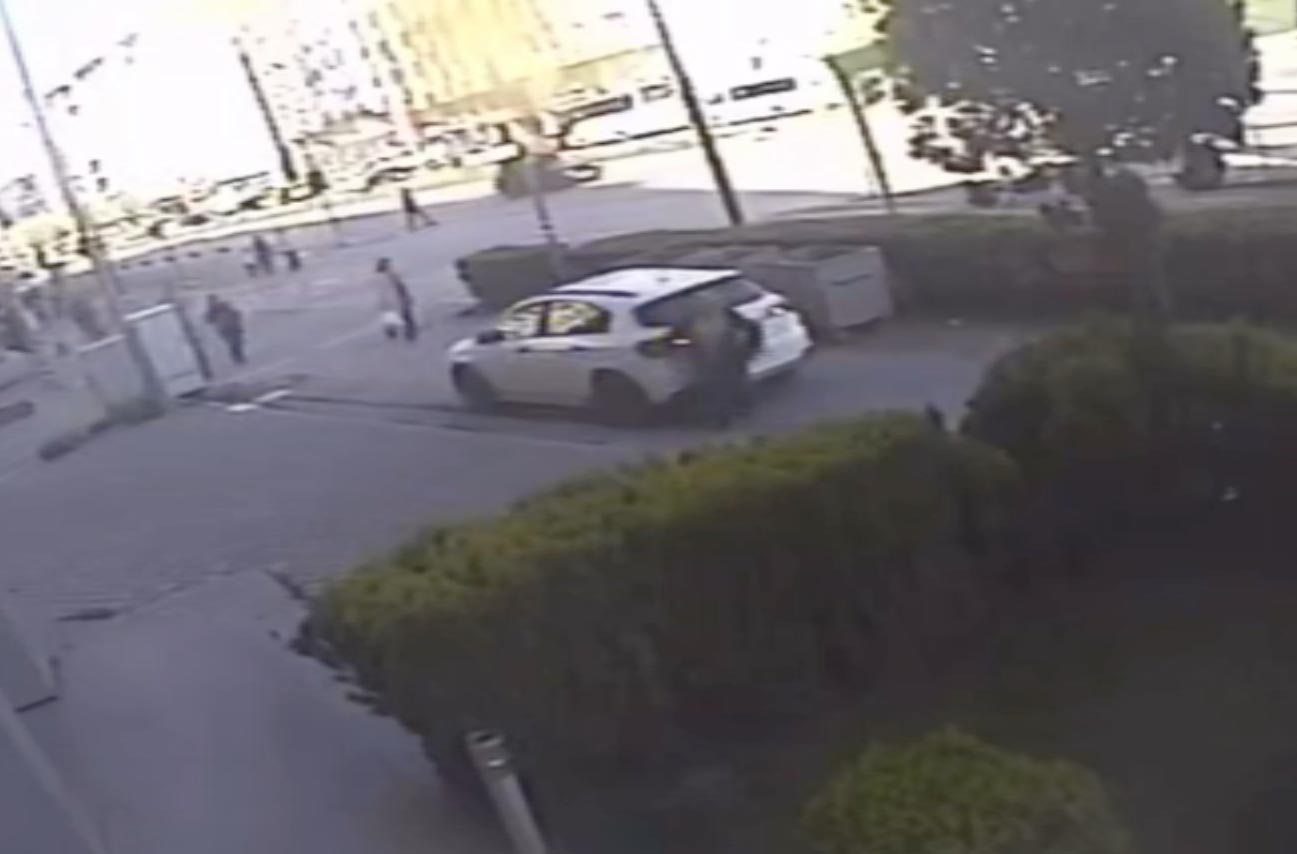 Eskişehir’in Odunpazarı ilçesinde geri manevra yapan bir otomobilin çarparak altına