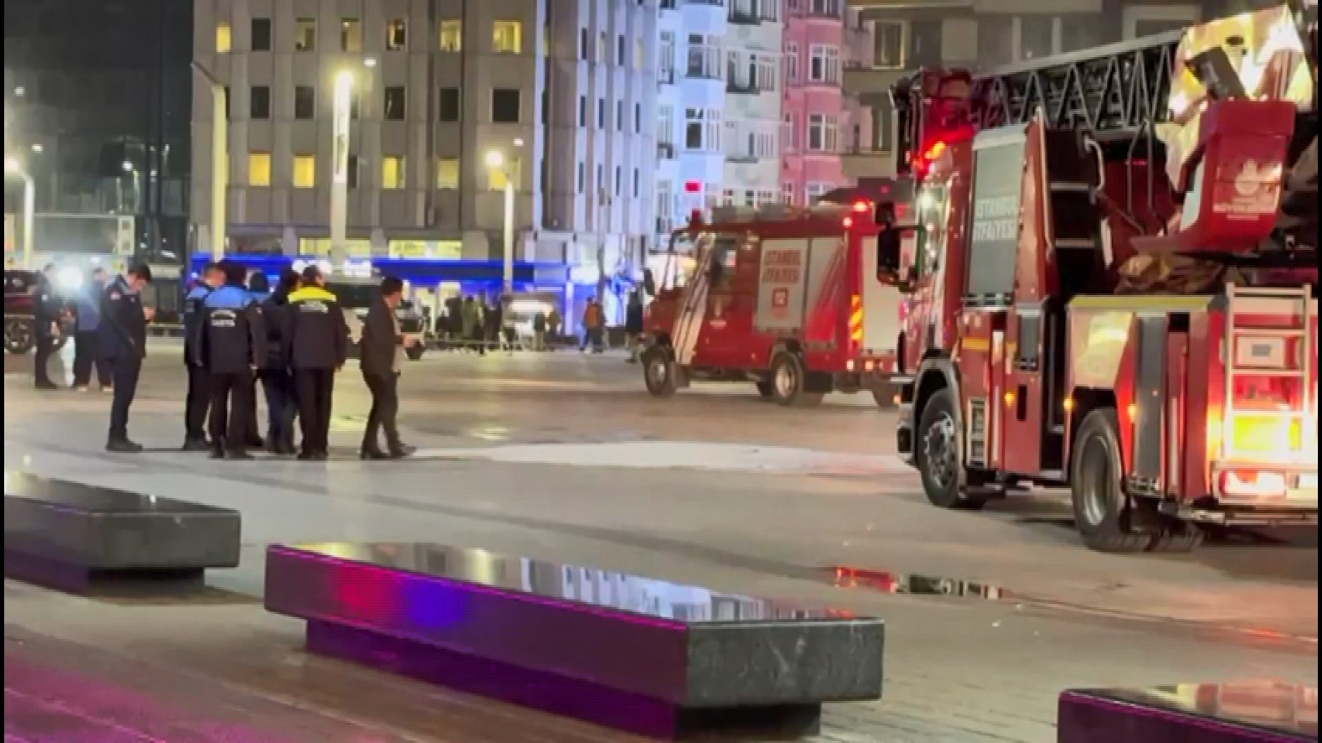 Taksim Metro İstasyonu’nda bulunan bir asansörün elektrik panosunda çıkan yangın
