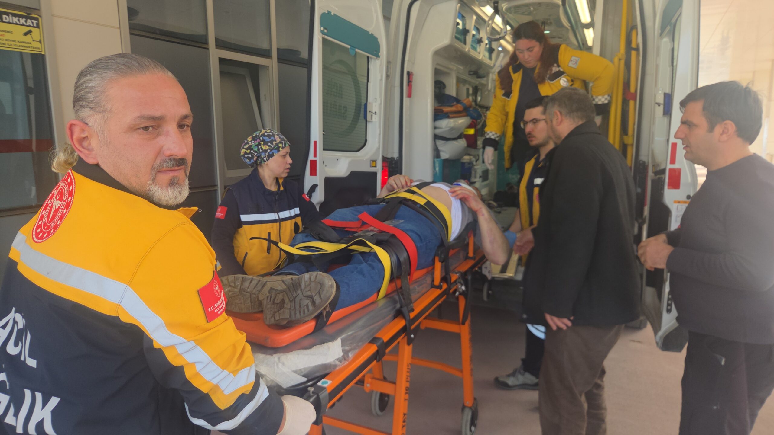 Bursa’nın Orhangazi ilçesinde, bir binanın çatısındaki su sızıntısını tespit etmek