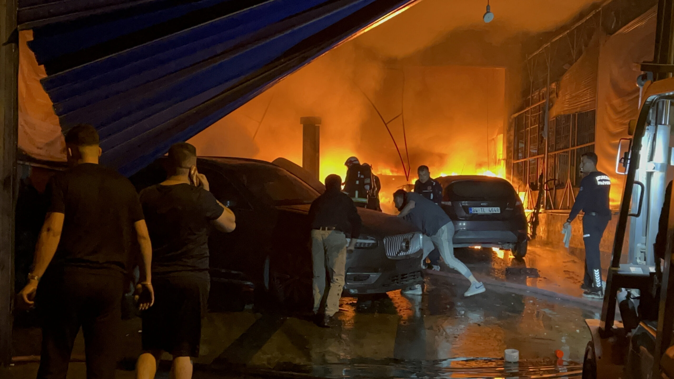 Antalya’nın Kepez ilçesinde otomobil tamirhanesinde çıkan ve yan taraftaki iş