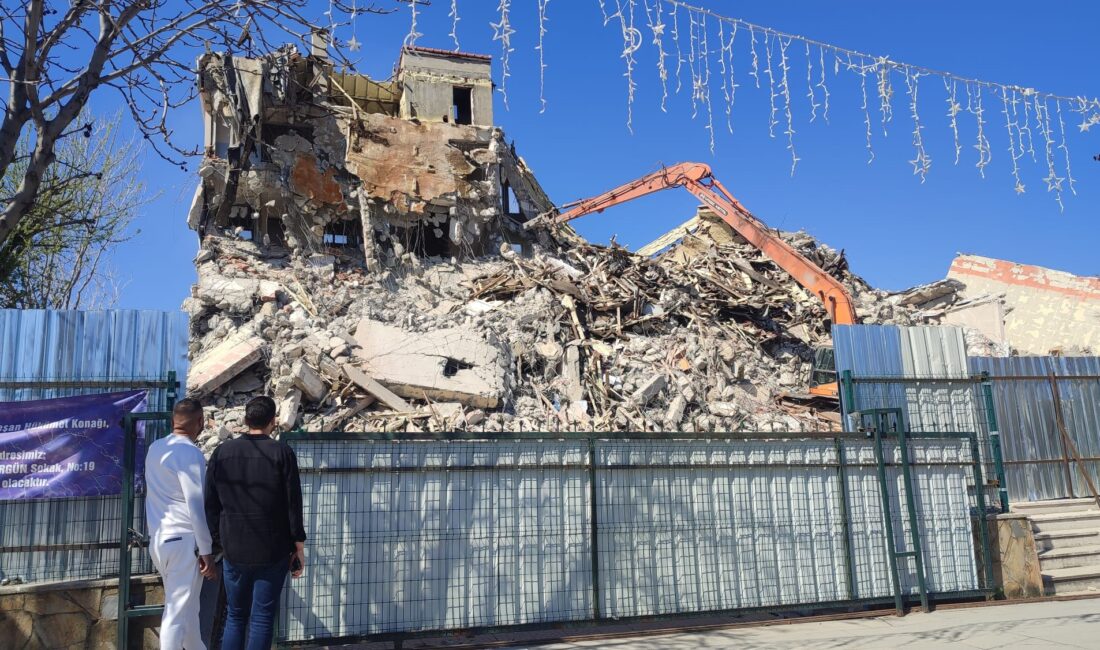 Edirne’nin Keşan ilçesinde, bina yıkımı sırasında alınan güvenlik önlemlerine ve