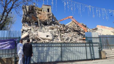 Edirne’nin Keşan ilçesinde, bina yıkımı sırasında alınan güvenlik önlemlerine ve