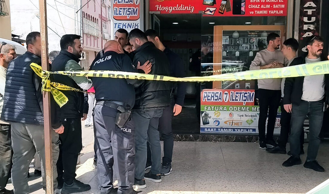 Adana’nın Seyhan ilçesinde telefon tamircisi Emrah Satıkalp’i iş yerinde başından