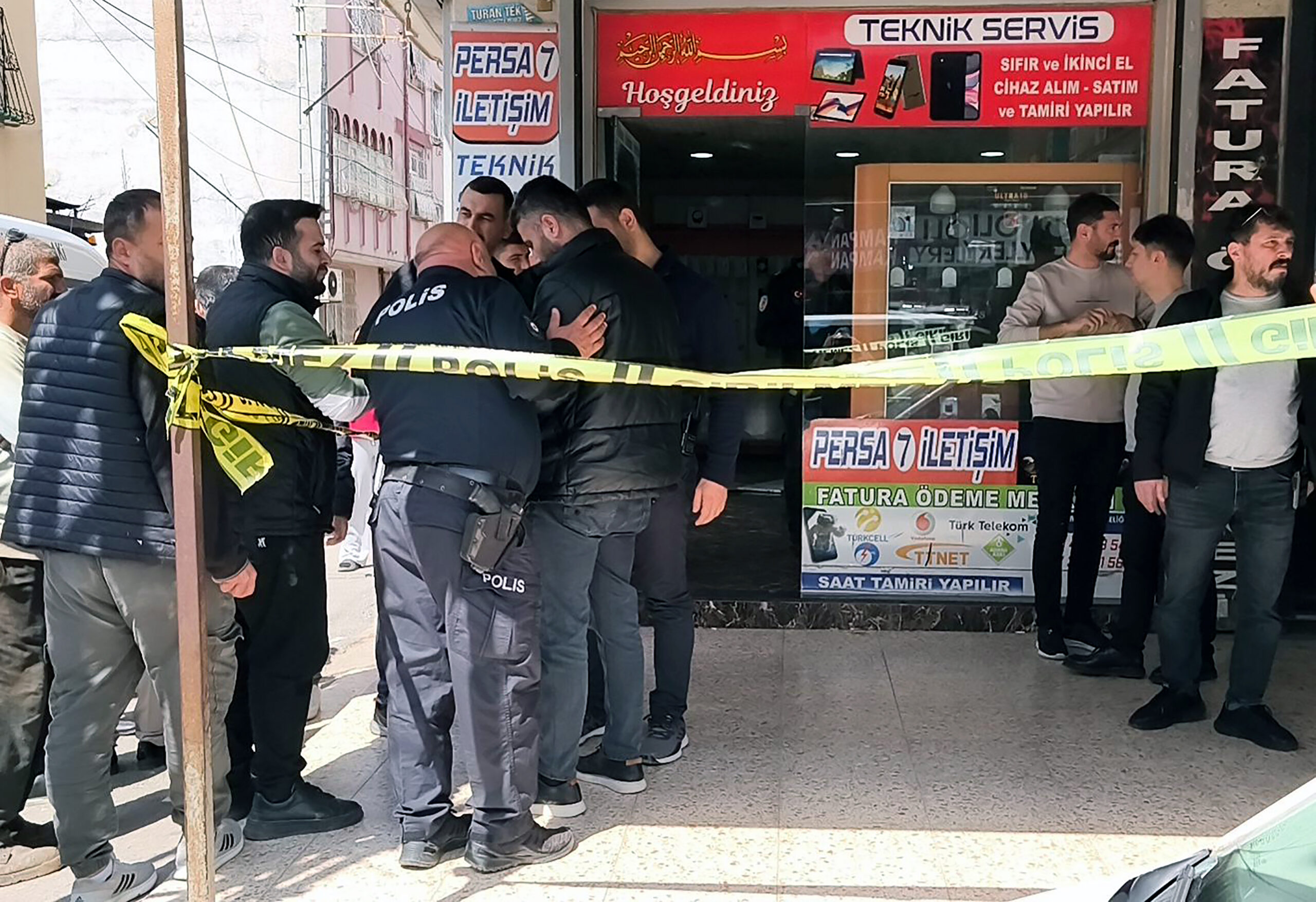 Adana’nın Seyhan ilçesinde telefon tamircisi Emrah Satıkalp’i iş yerinde başından