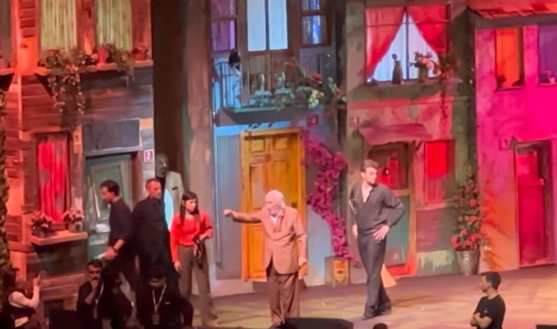 Usta sanatçı Müjdat Gezen, İstanbul’da sahnelenen ‘Gırgıriye Müzikali’ sırasında bir