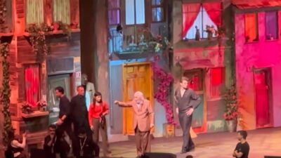 Usta sanatçı Müjdat Gezen, İstanbul’da sahnelenen ‘Gırgıriye Müzikali’ sırasında bir