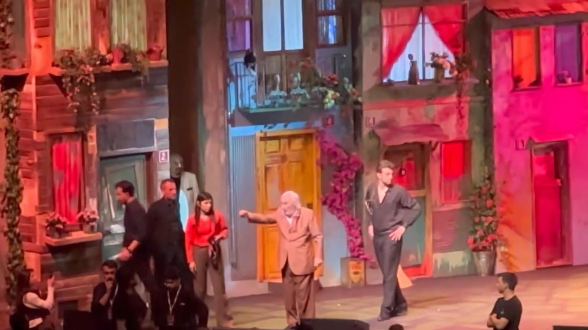 Usta sanatçı Müjdat Gezen, İstanbul’da sahnelenen ‘Gırgıriye Müzikali’ sırasında bir