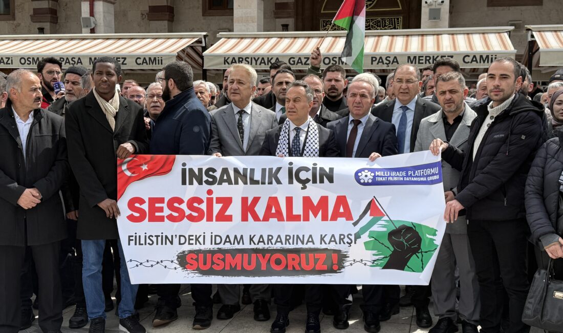 Tokat’ta Milli İrade Platformu üyeleri, cuma namazı sonrasında bir araya