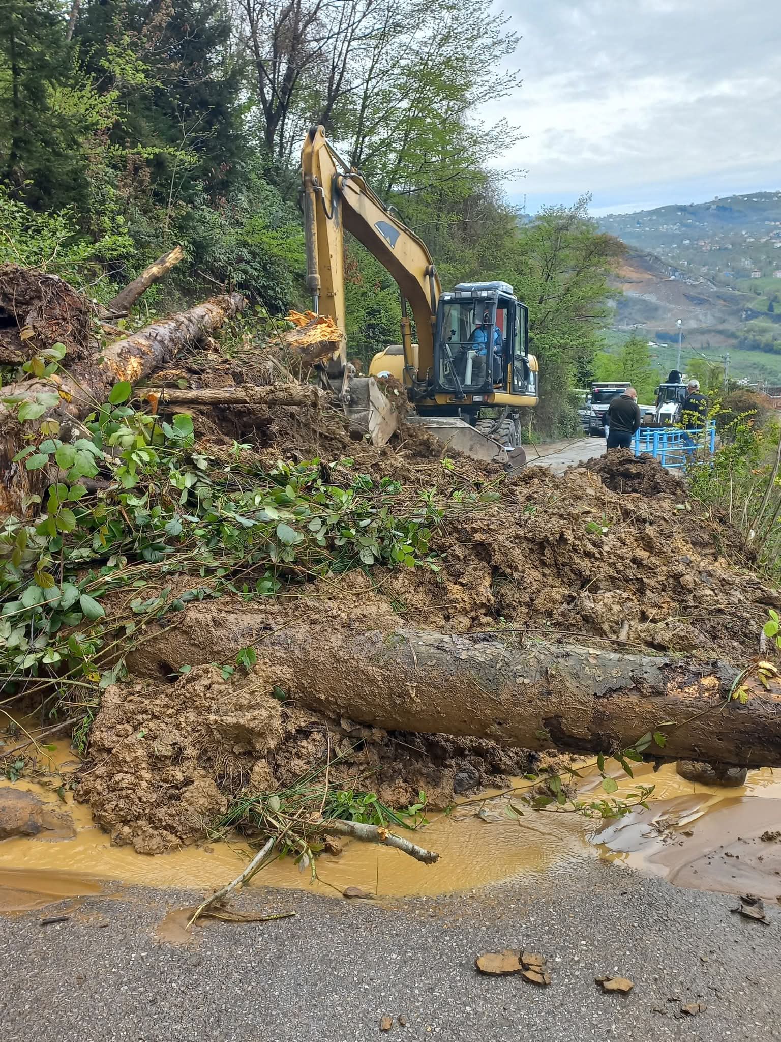 Trabzon’un Ortahisar ilçesinde şiddetli yağışların ardından meydana gelen heyelan nedeniyle