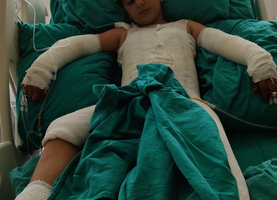 ADANA’nın Seyhan ilçesinde, evinin damında uçurtma uçururken elektrik trafosuna kapılan