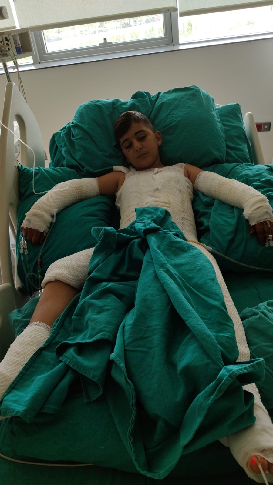 ADANA’nın Seyhan ilçesinde, evinin damında uçurtma uçururken elektrik trafosuna kapılan