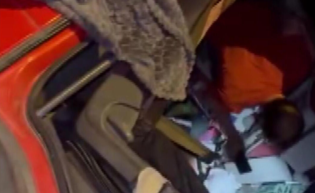 İstanbul Tuzla’da TEM Otoyolu üzerinde bariyerlere çarparak devrilen TIR, ulaşımda