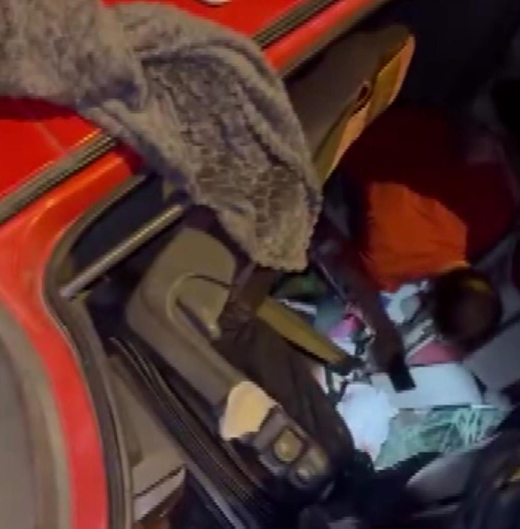 İstanbul Tuzla’da TEM Otoyolu üzerinde bariyerlere çarparak devrilen TIR, ulaşımda