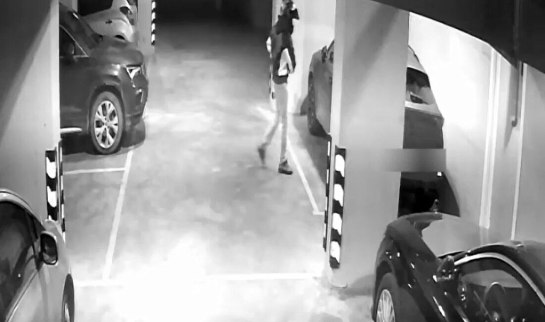 İstanbul Ümraniye’de, park halindeki bir otomobilden 2 kilogram altın ve