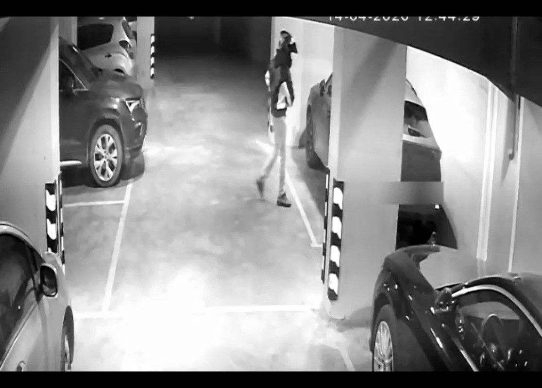 İstanbul Ümraniye’de, park halindeki bir otomobilden 2 kilogram altın ve