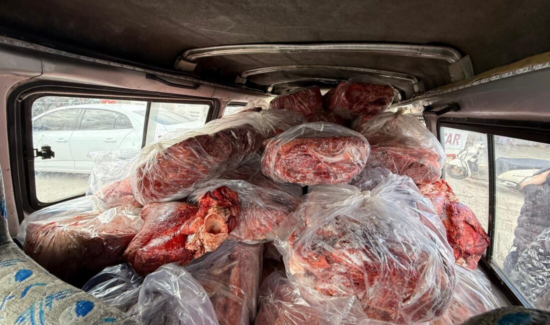 Gaziantep’in Nizip ilçesinde bir kamyonette uygunsuz ve sağlıksız koşullarda taşındığı