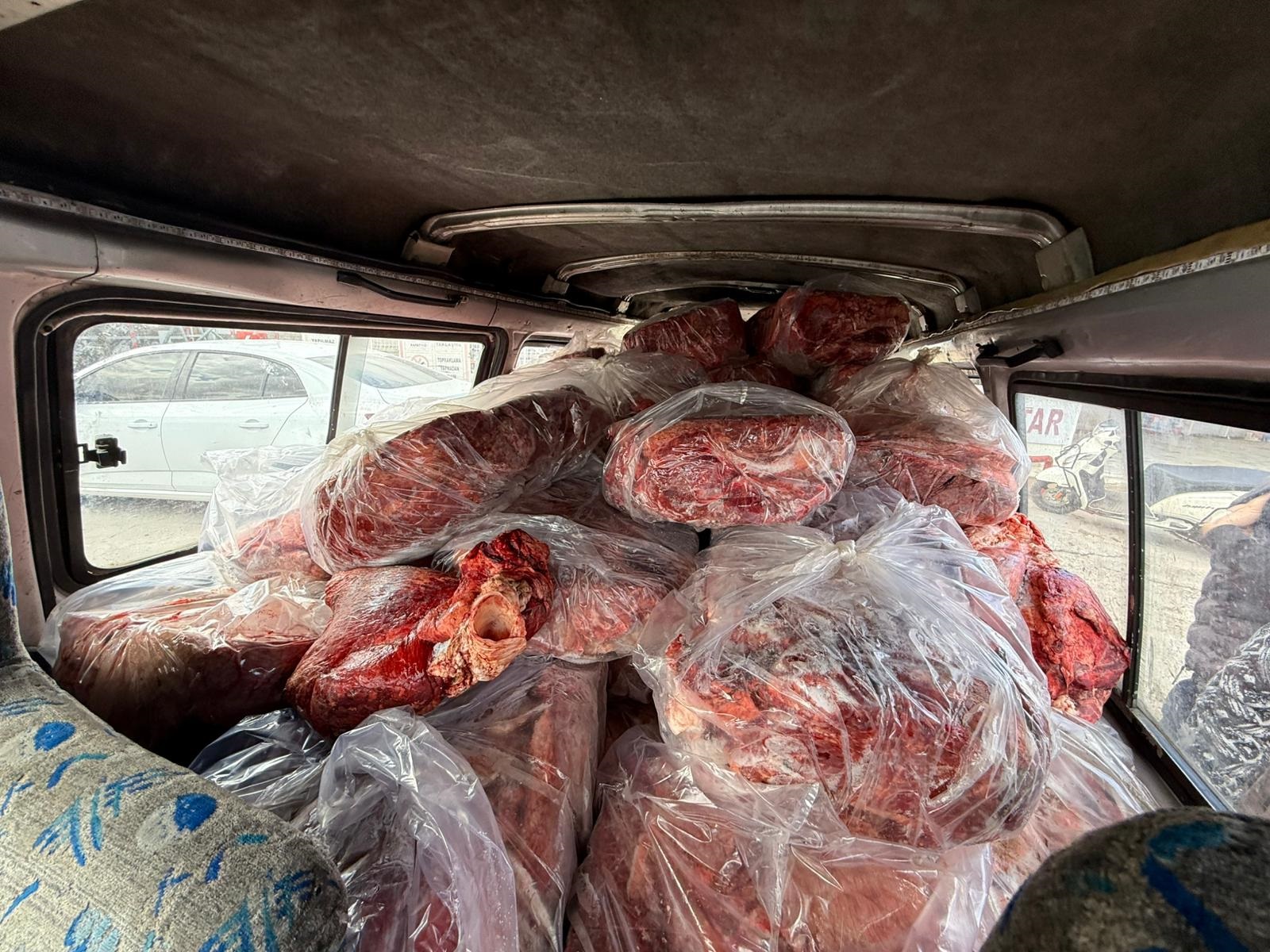 Gaziantep’in Nizip ilçesinde bir kamyonette uygunsuz ve sağlıksız koşullarda taşındığı