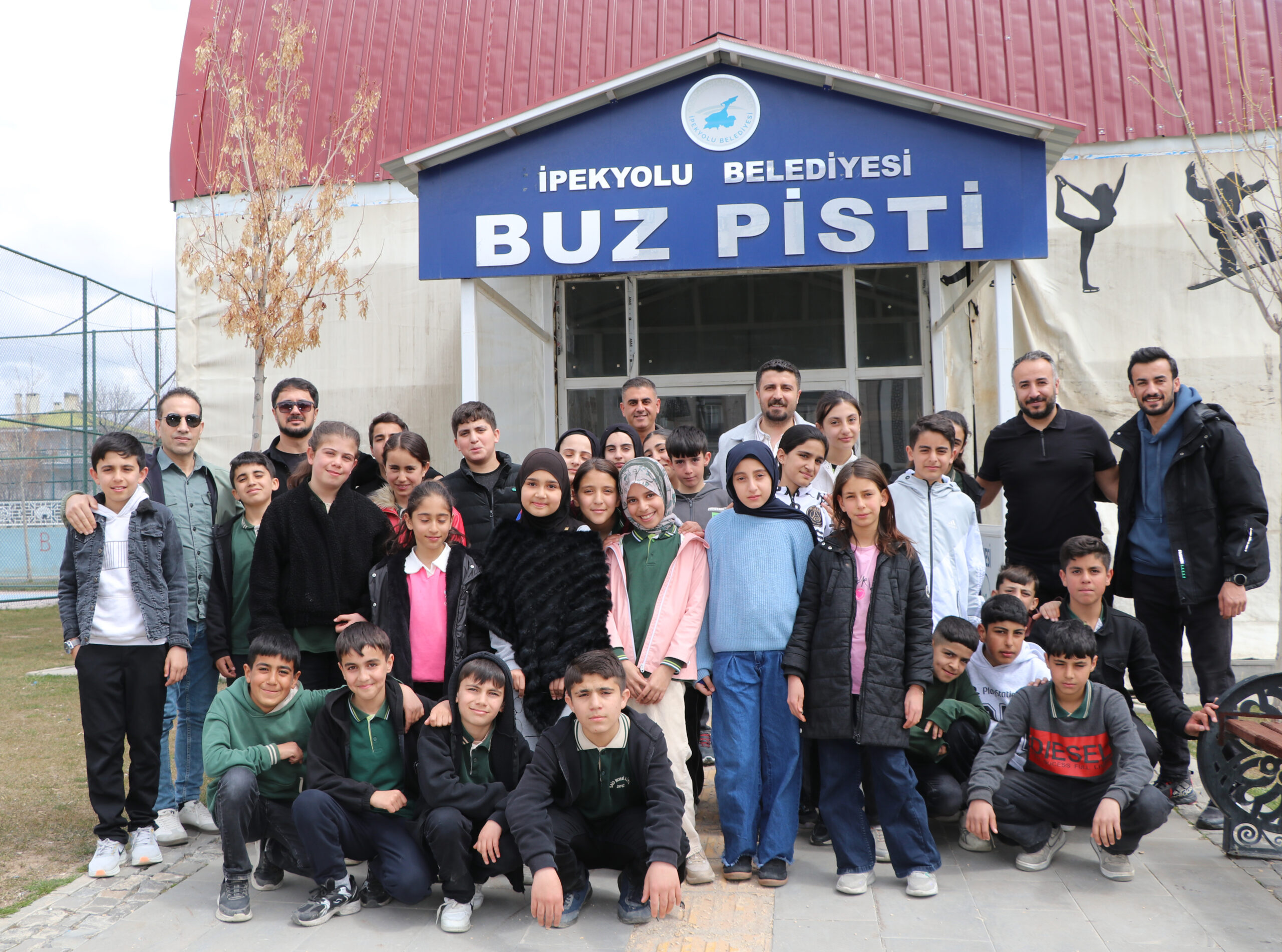 Van’ın İpekyolu ilçesinde belediye bünyesinde faaliyet gösteren sentetik buz pisti,