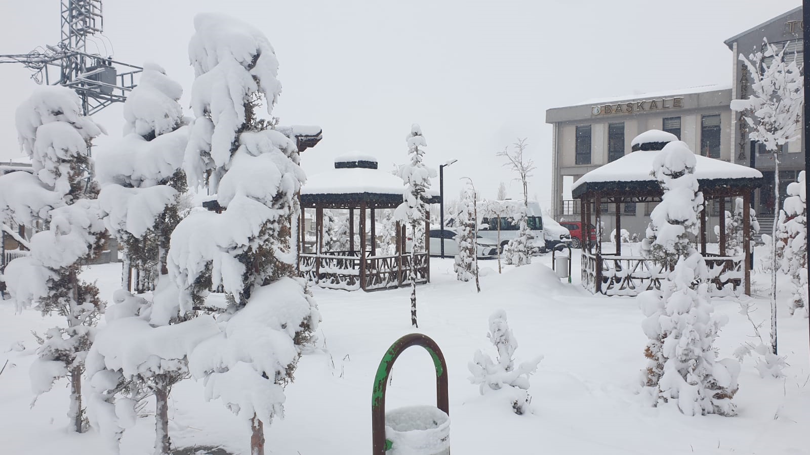 Van kırsalında dün akşam saatlerinden itibaren etkisini artıran yoğun kar