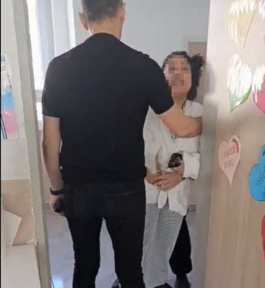 Samsun’un İlkadım ilçesinde bir öğrenci velisinin, ders işlendiği sırada sınıfa