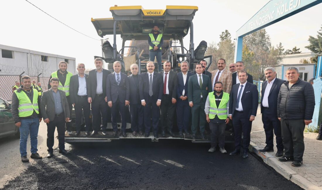 Siirt’te yürütülen asfalt çalışmaları hız kesmeden devam ediyor. Siirt Valisi