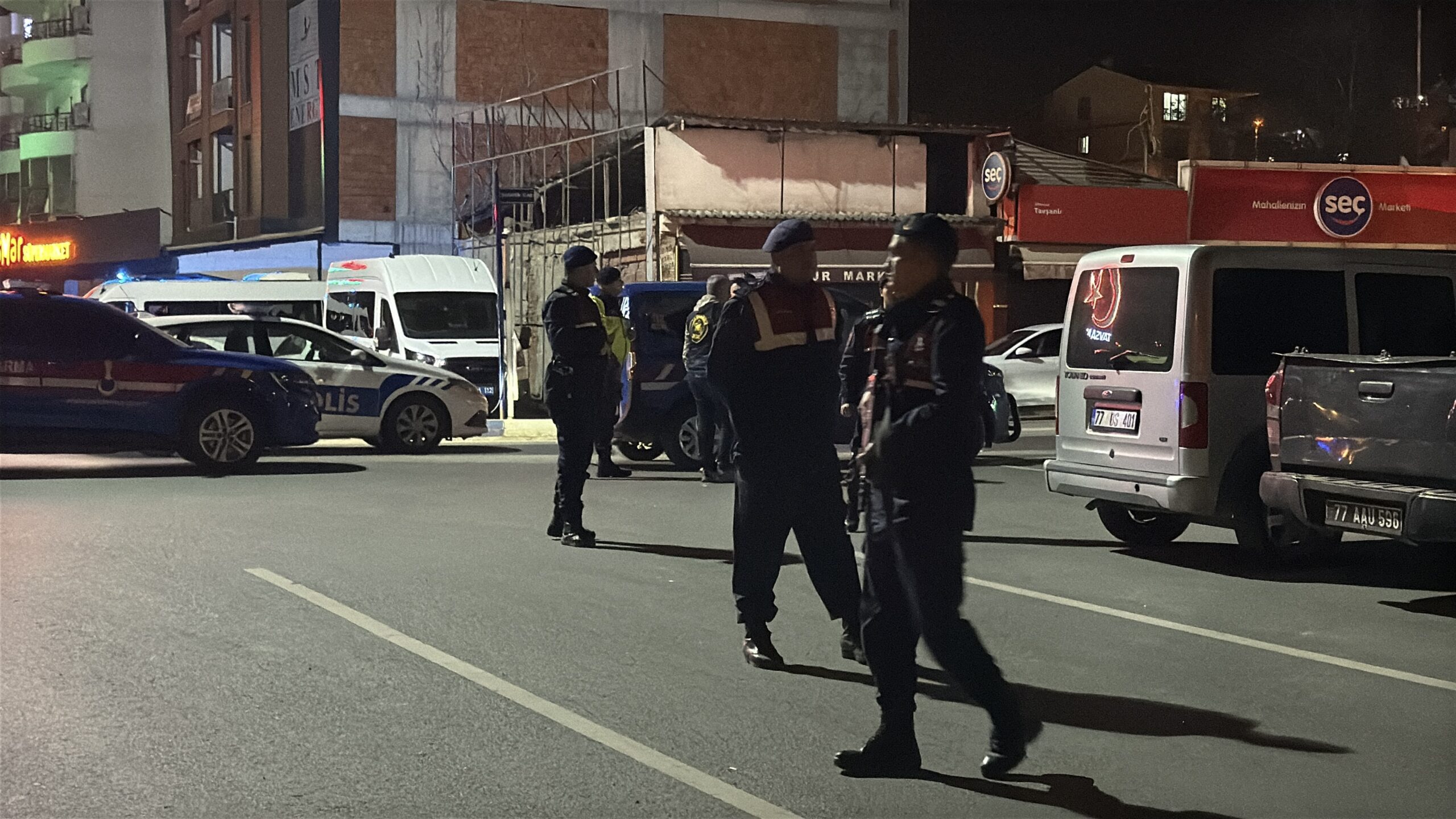 Yalova’nın Altınova ilçesine bağlı Tavşanlı beldesinde, iki grup arasında çıkan