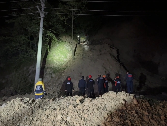 Düzce’nin Beyköy beldesinde dengelerini kaybederek dik yamaçtan düşen aynı aileden