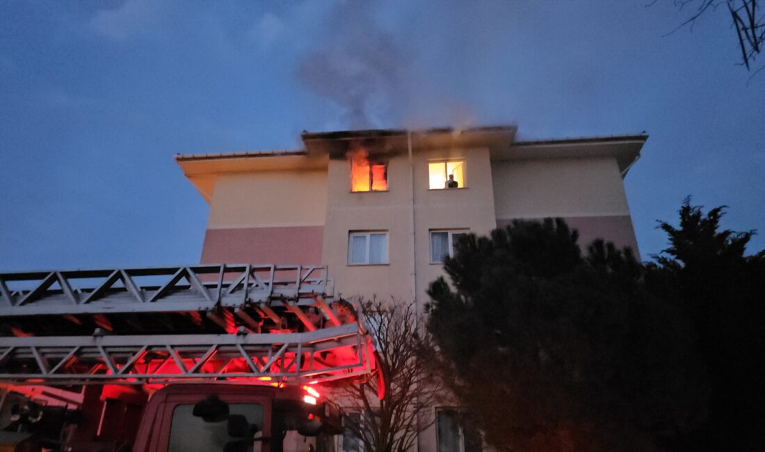Edirne’de bir apartmanın dördüncü katında çıkan yangın paniğe neden oldu.