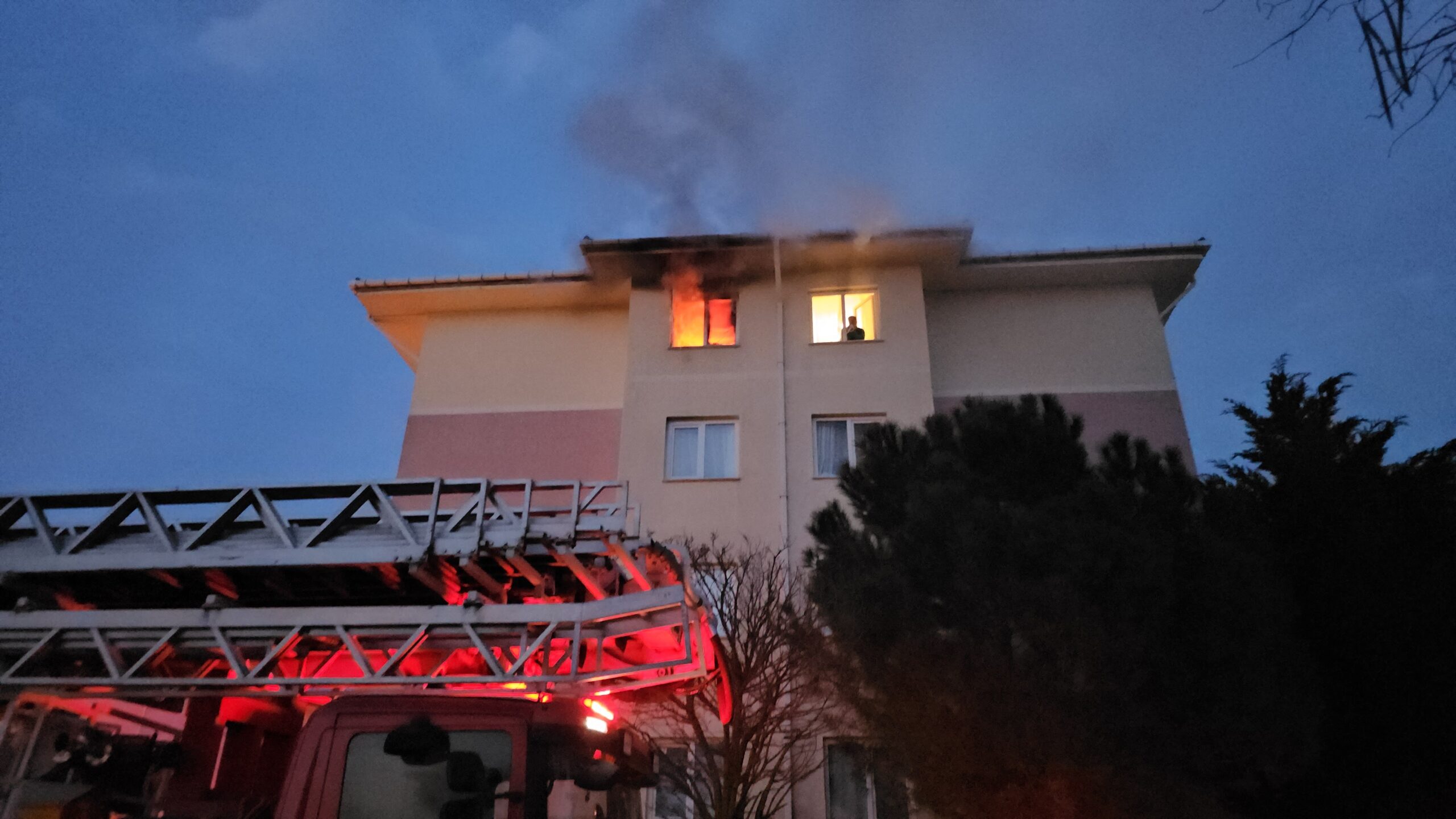 Edirne’de bir apartmanın dördüncü katında çıkan yangın paniğe neden oldu.