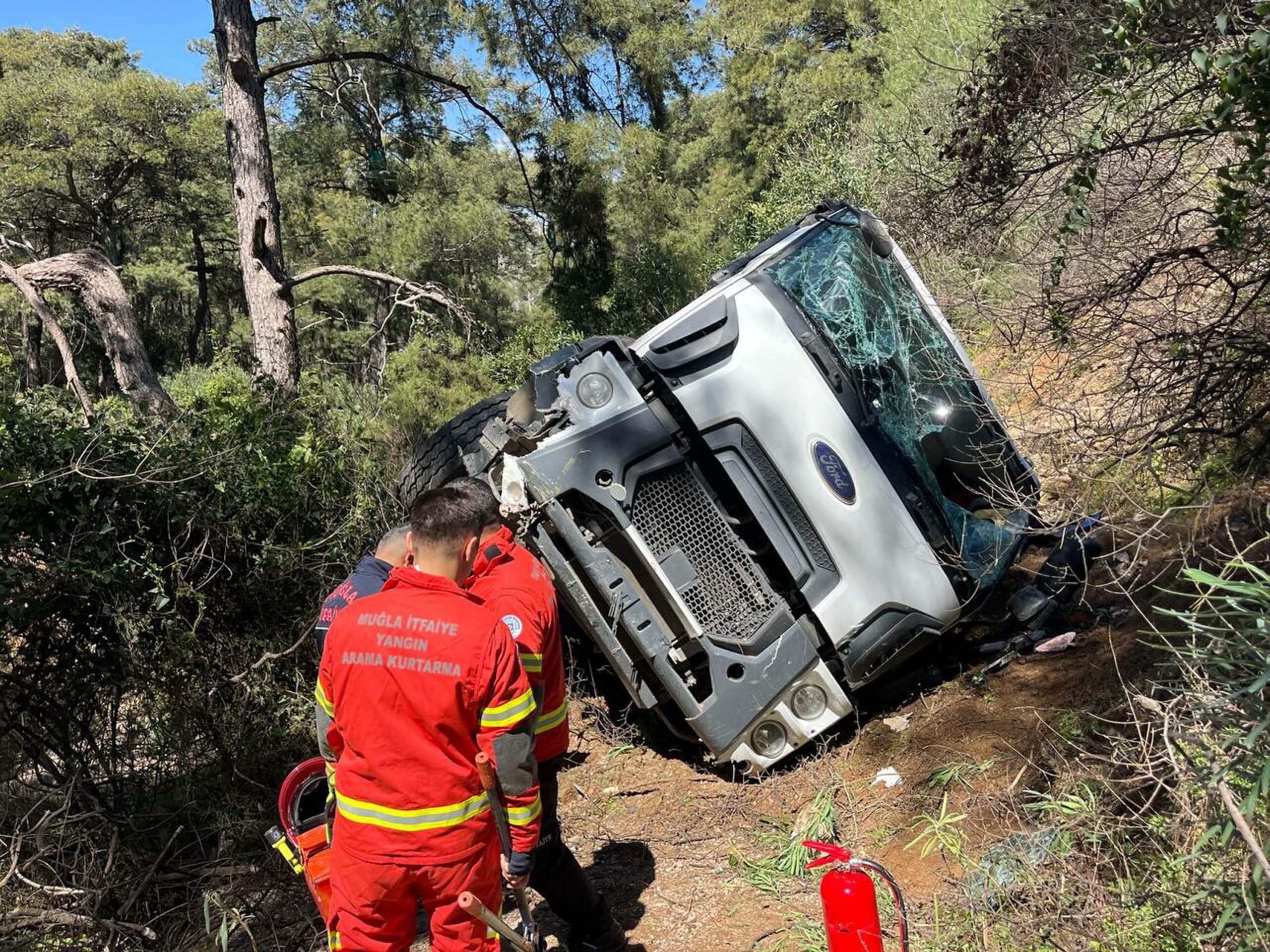 Muğla’nın Fethiye ilçesinde rampa çıktığı sırada kontrolden çıkarak yaklaşık 15