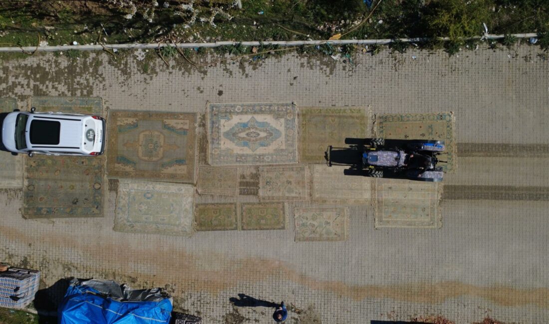 Manisa’nın Demirci ilçesinde üretilen el dokuması halılar, antika görünümü kazandırılmak