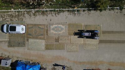 Manisa’nın Demirci ilçesinde üretilen el dokuması halılar, antika görünümü kazandırılmak