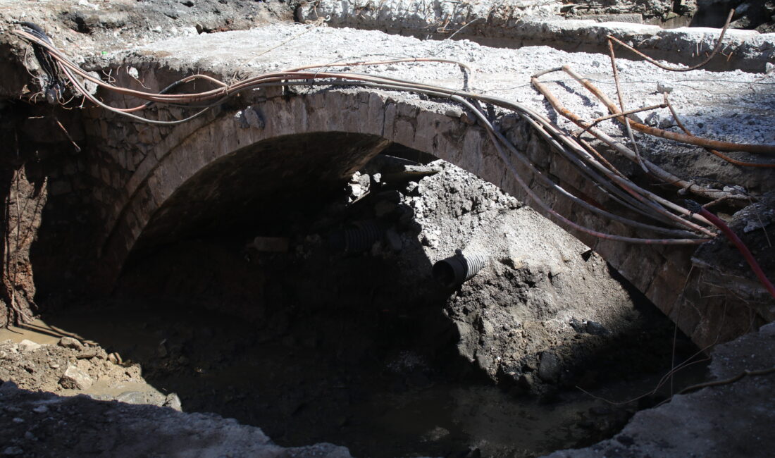 Rize’nin Kale Mahallesi’nde yürütülen yol ve kavşak düzenleme çalışmaları sırasında,