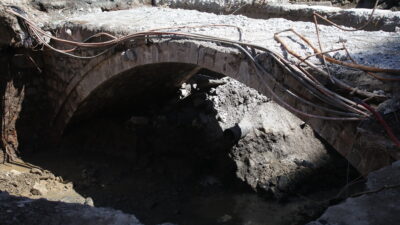 Rize’nin Kale Mahallesi’nde yürütülen yol ve kavşak düzenleme çalışmaları sırasında,