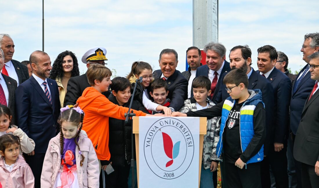 Yalova Üniversitesi Kampüsünde Şanlı Bayrağımız Göklere Çekildi Yalova’da bağımsızlığımızın sembolü