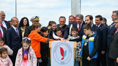 Yalova Üniversitesi Kampüsünde Şanlı Bayrağımız Göklere Çekildi Yalova’da bağımsızlığımızın sembolü